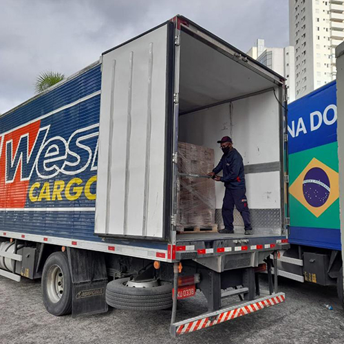 West Cargo doa transporte de 90 toneladas em cestas básicas